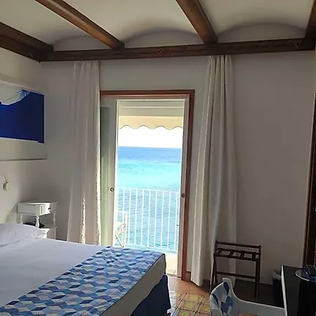 Hotel Taverna Del Capitano 4*
